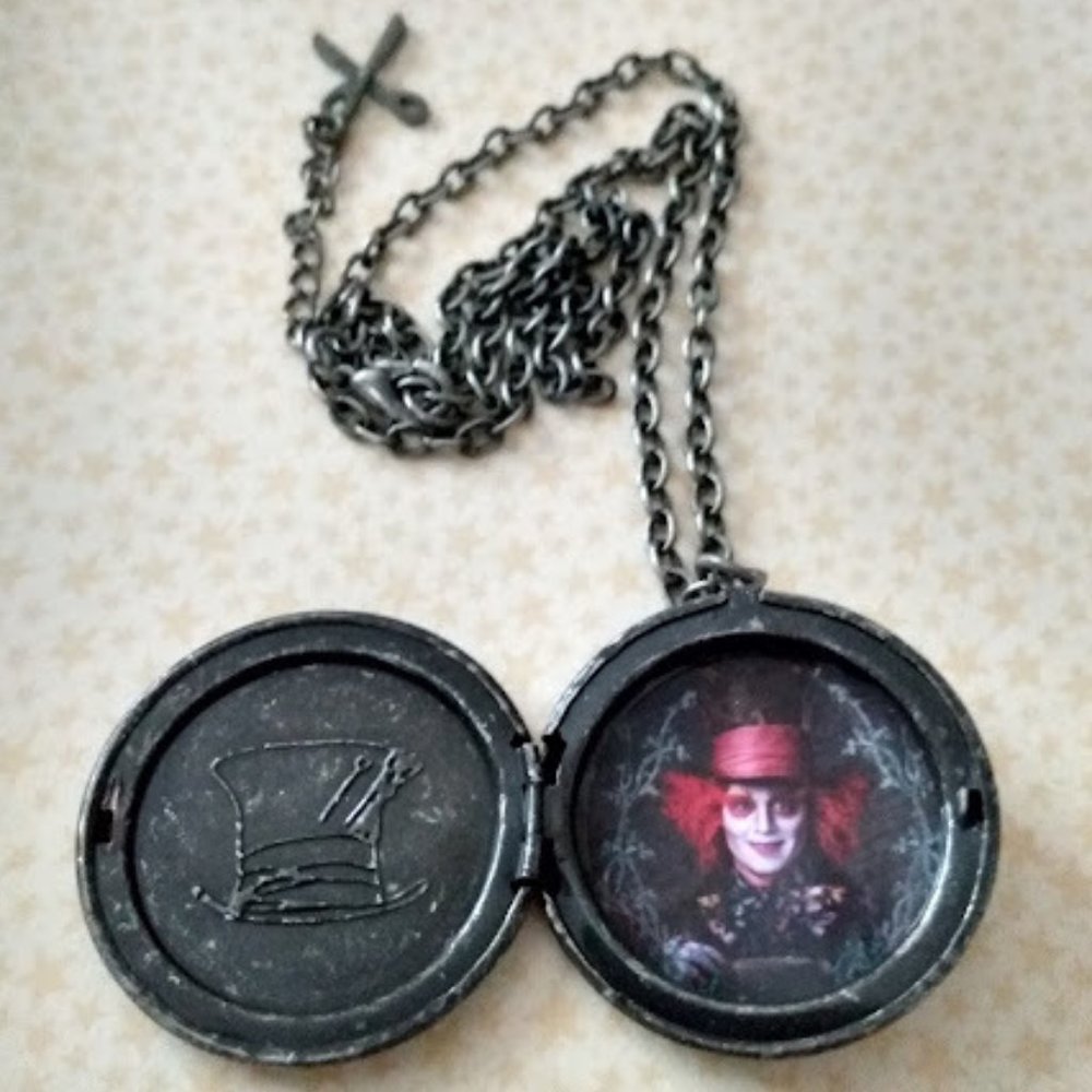 DISNEY ALICE IN WONDERLAND Johnny Depp Mad Hatter Time Funny in Dreams Necklace - Picture 2 of 5
